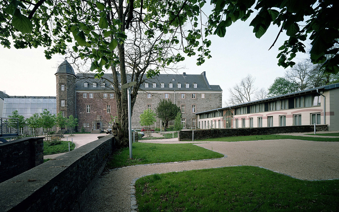 Hofansicht Schloss Schleiden Blick in den Innenhof Schloss Schleiden
