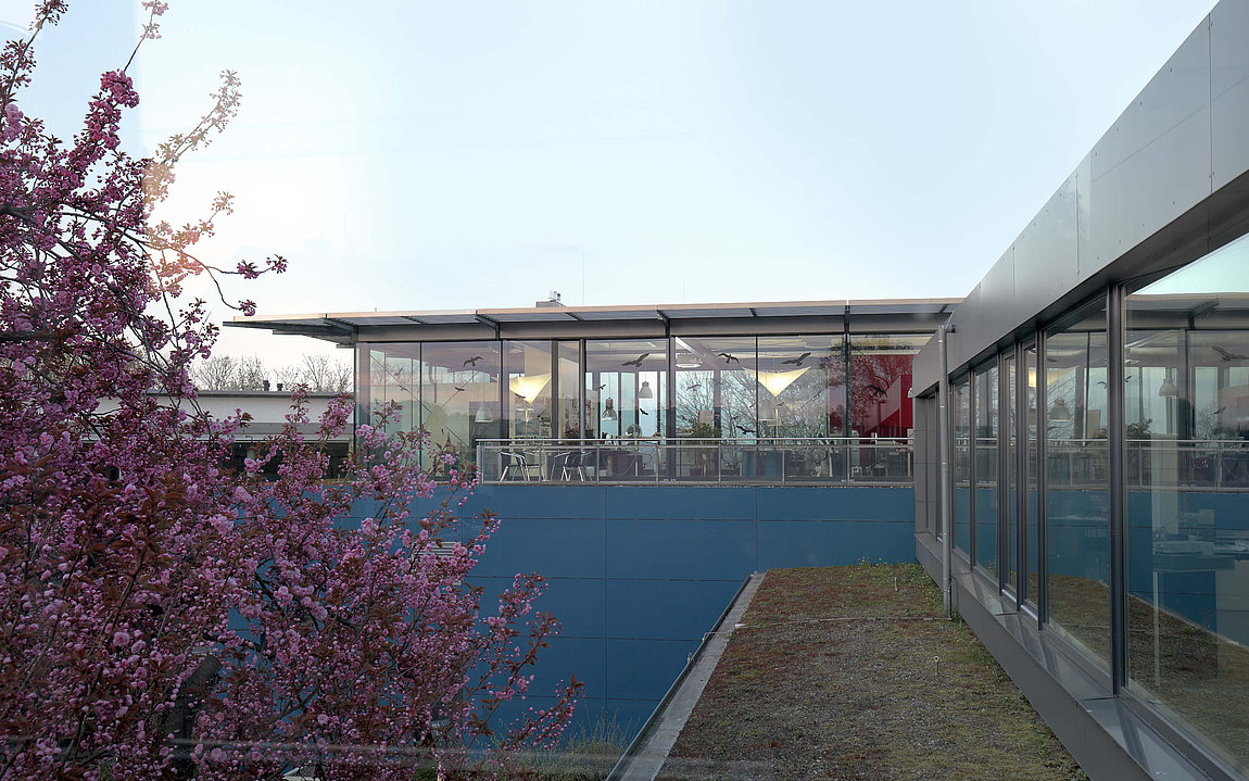 Blick entlang der Fassade am Buero Stillerarchitekten an der Essener Strasse am Heidehof in Hattingen