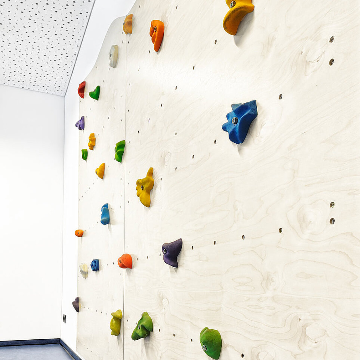 Innenaufnahme der Kletterwand des Kindergartens St.Franziskus Witten