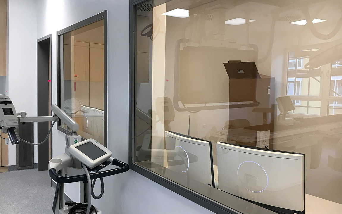 Blick in den Schaltraum am Linksherzkathetermessplatz der Norderweiterung Petrus Krankenhaus-Wuppertal