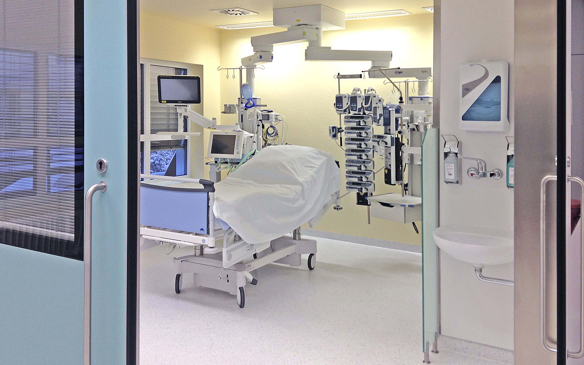 Schiebetuer Intensivstation Kreiskrankenhaus Mechernich Blick in ein Zimmer der Intensivstation am Kreiskrankenhaus Mechernich