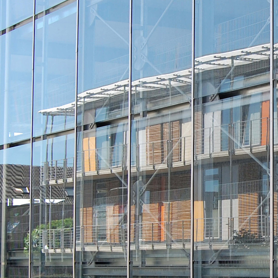 Spiegelung-Parkhaus-Kreiskrankenhaus-Mechernich Spiegelungen in der Fassade des Parkhaus am Kreiskrankenhaus Mechernich