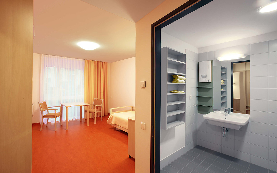 Blick in ein Patientenzimmer des Pflegeheims am Heidehof