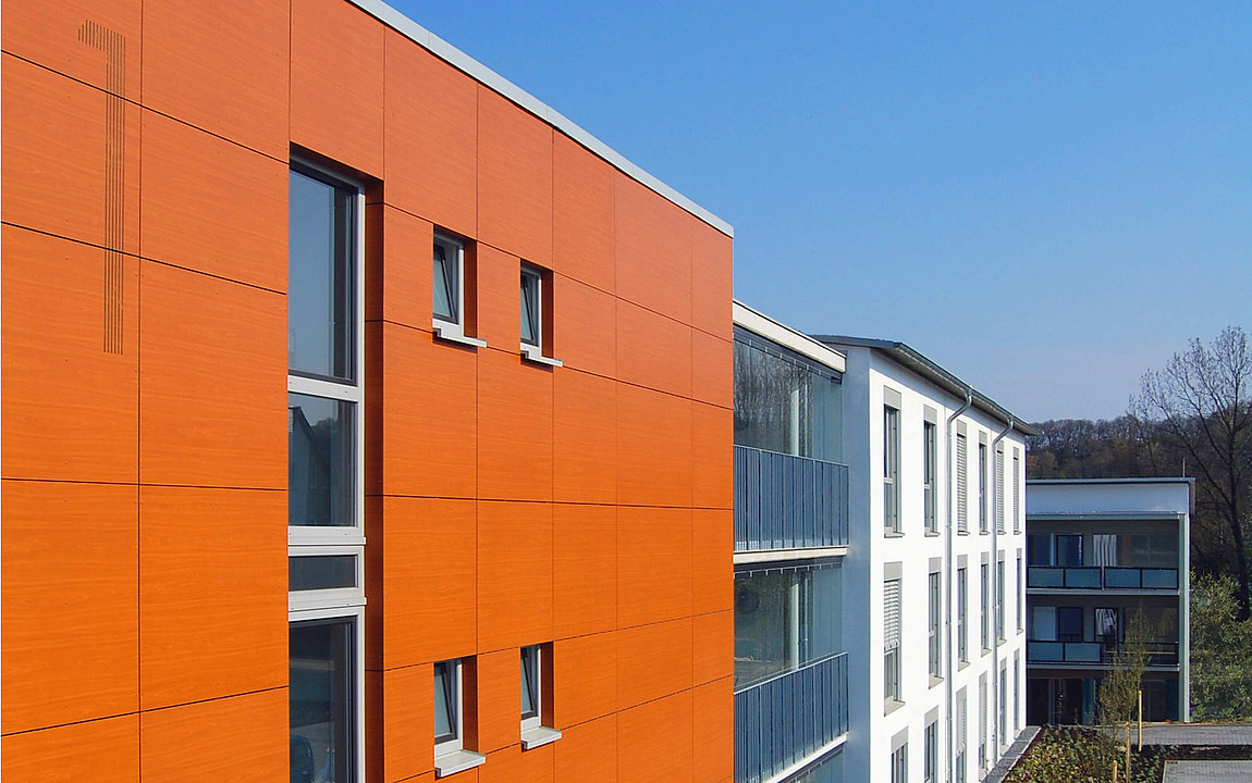 Blick entlang der Fassade des Pflegeheims am Heidehof