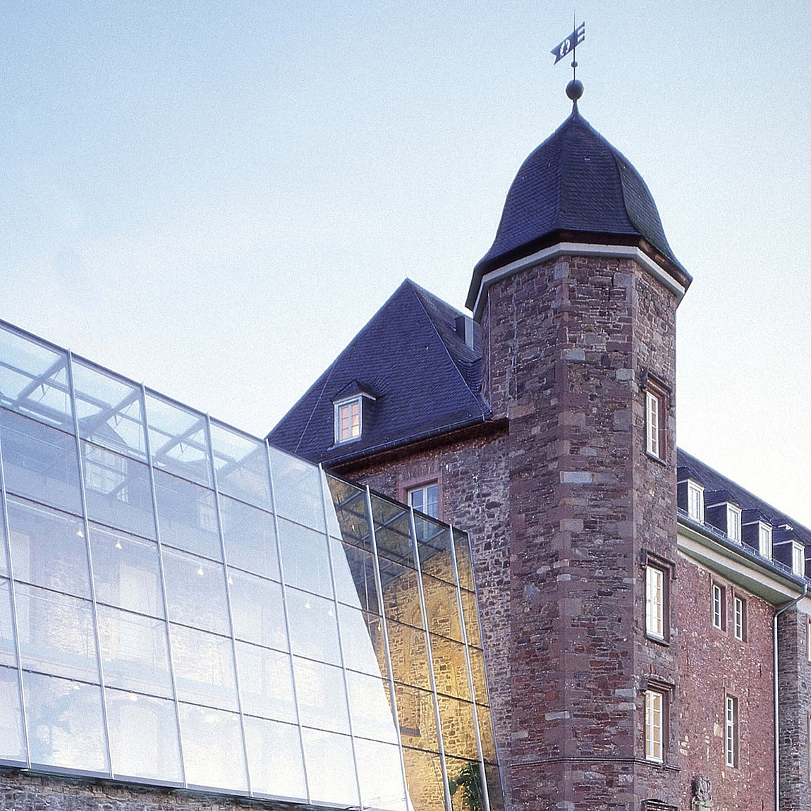 Turm Schloss Schleiden Reflexion auf dem Wintergarten am Schloss Schleiden