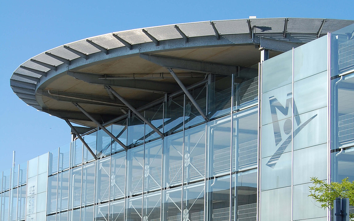 Fassade Parkhaus Kreiskrankenhaus Mechernich Foto des Parkhauses mit Hubschrauberlandeplatz am Kreiskrankenhaus Mechernich