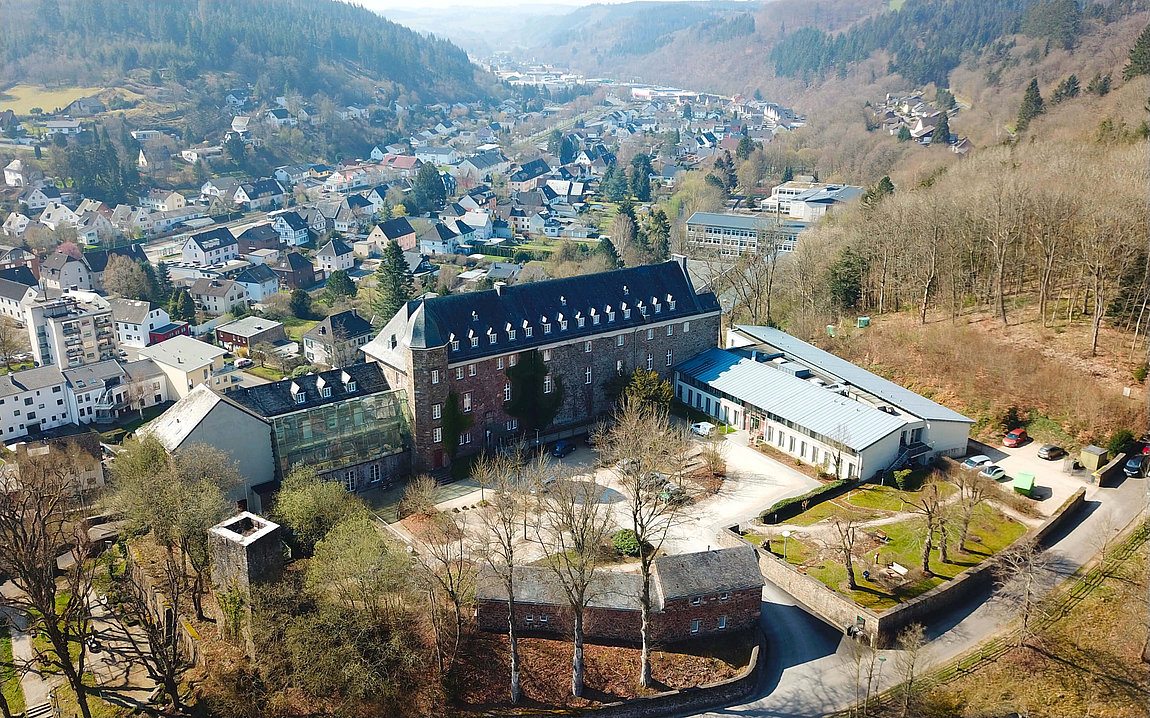 Luftaufnahme Schloss Schleiden Blick auf das Schloss Schleiden von oben