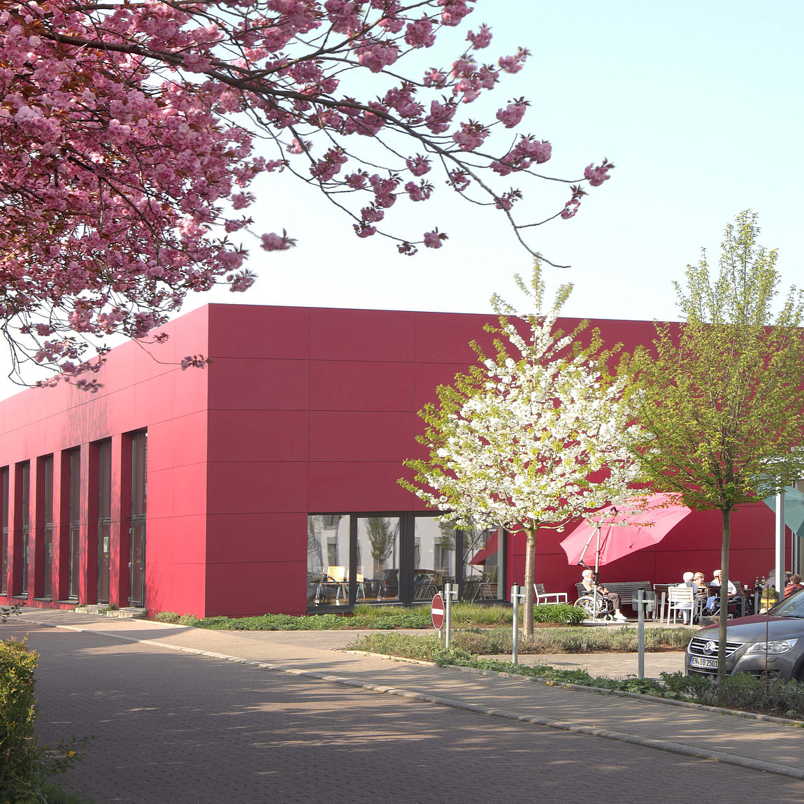 Blick auf den Haupteingang und die Multfunktionshalle am Heidehof